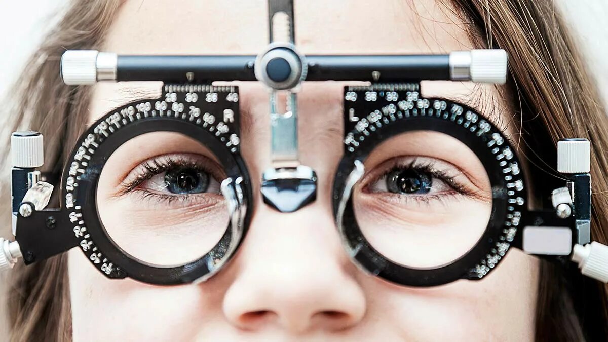 Очки окулиста. Очки для зрения. Очки и линзы. Аппарат для исправления зрения с линзами.
