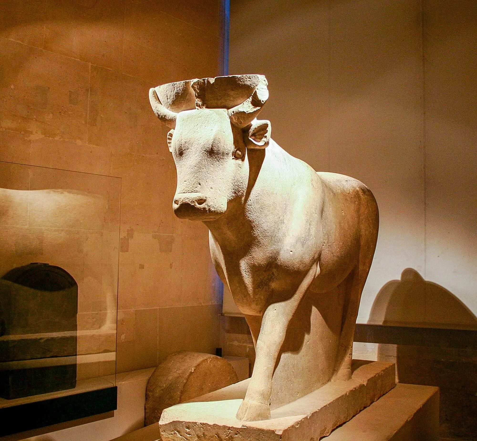 Апис бык египет. Апис. Апис в древнем египте. Статуя аписа. Апис священный бык в древнем египте.