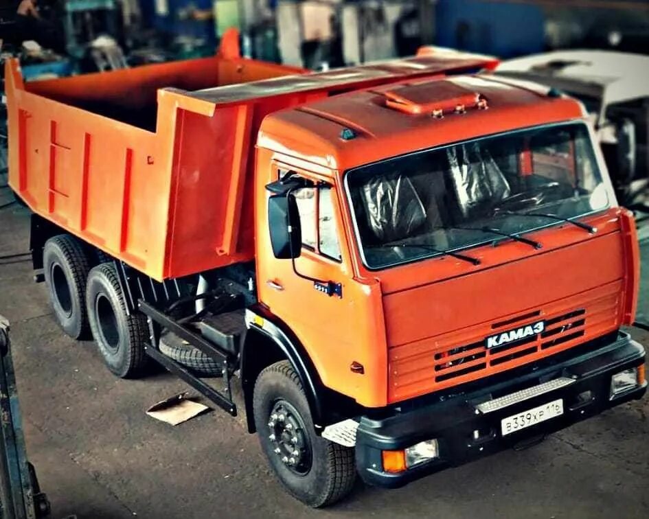Часы самосвал. Шахман самосвал 25 тонн. Howo sinotruk самосвал. Самосвал iveco trakker 380 6х4 оранжевый. Часы самосвал.