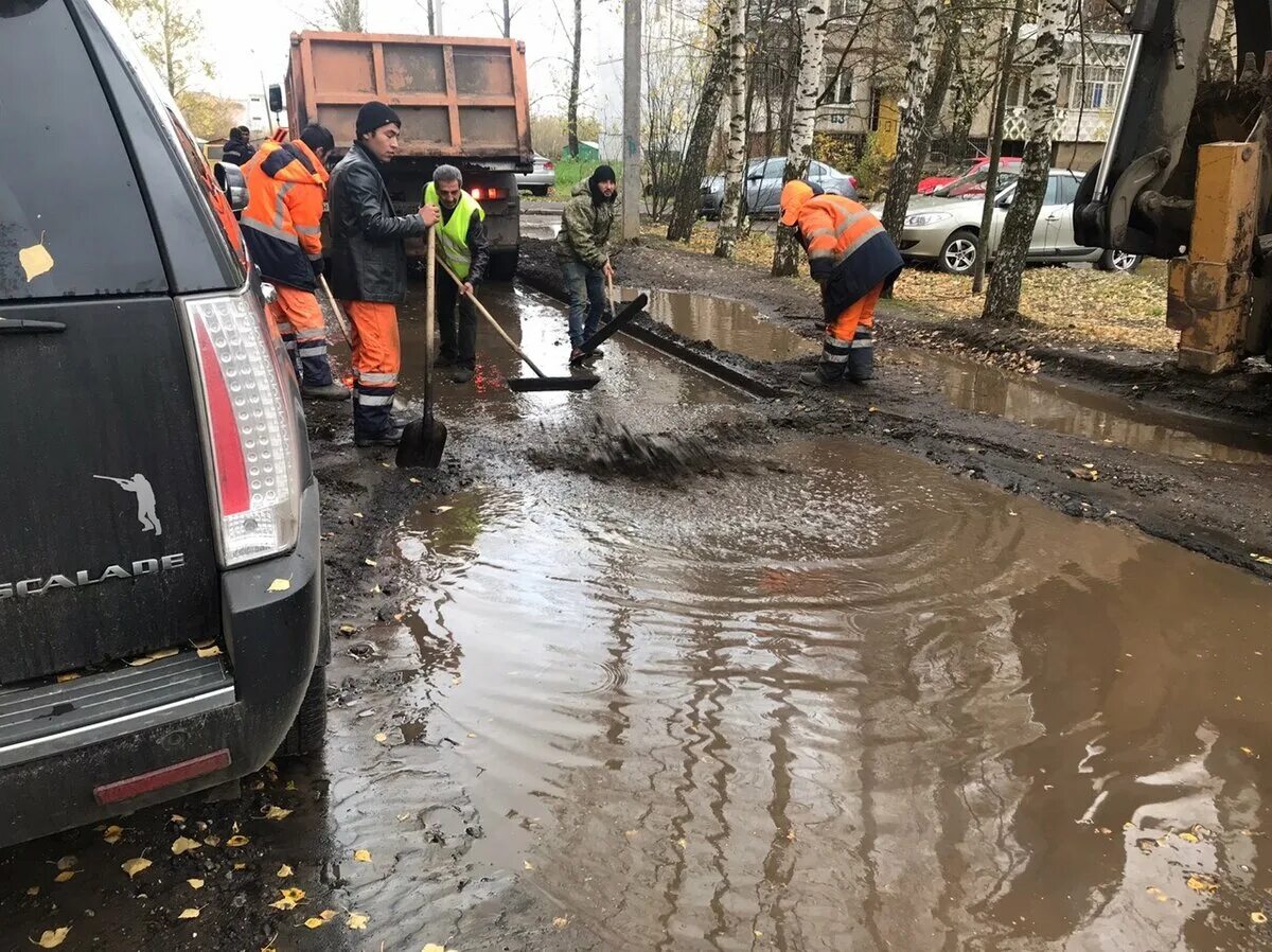 Можно ли укладывать асфальт в дождь. Лужа на асфальте. Укладка асфальта в лужи. Укладка асфальта в лужи в России. Дорожники кладут асфальт.