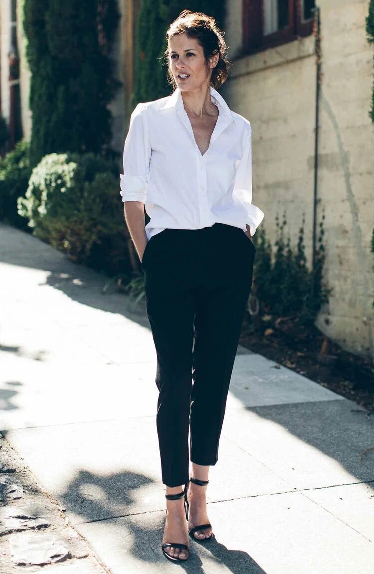 Черные брюки белая блузка. Белая рубашка и брюки женские. Белая блузка и черные брюки. Белая блузкачерныые брюки. Образы с белой блузкой.