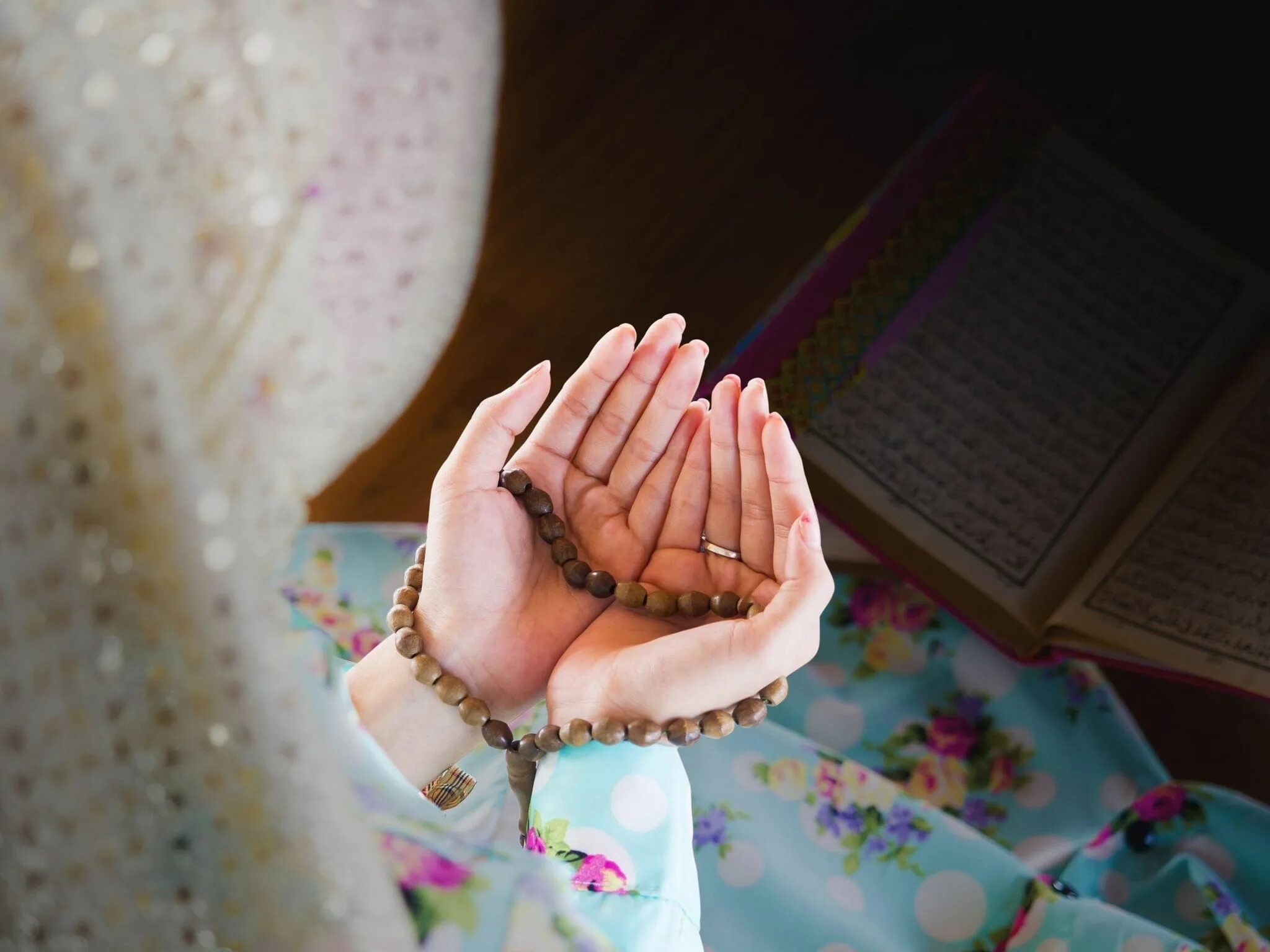 Проводить мусульманские. Мусульманка молится. Молящаяся девушка мусульманка. Мусульманские женщины молятся.