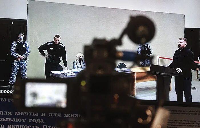 Навальный признан. Навальный в суде. Навальный в суде фото. Навальный в зале суда.