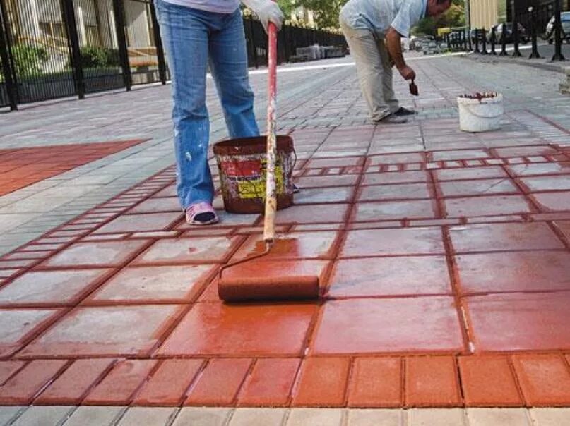 Чем покрасить тротуарную плитку на улице. Краска для тротуарной плитки. Покрасить тротуарную плитку. Резиновая краска для брусчатки. Тротуар красками.