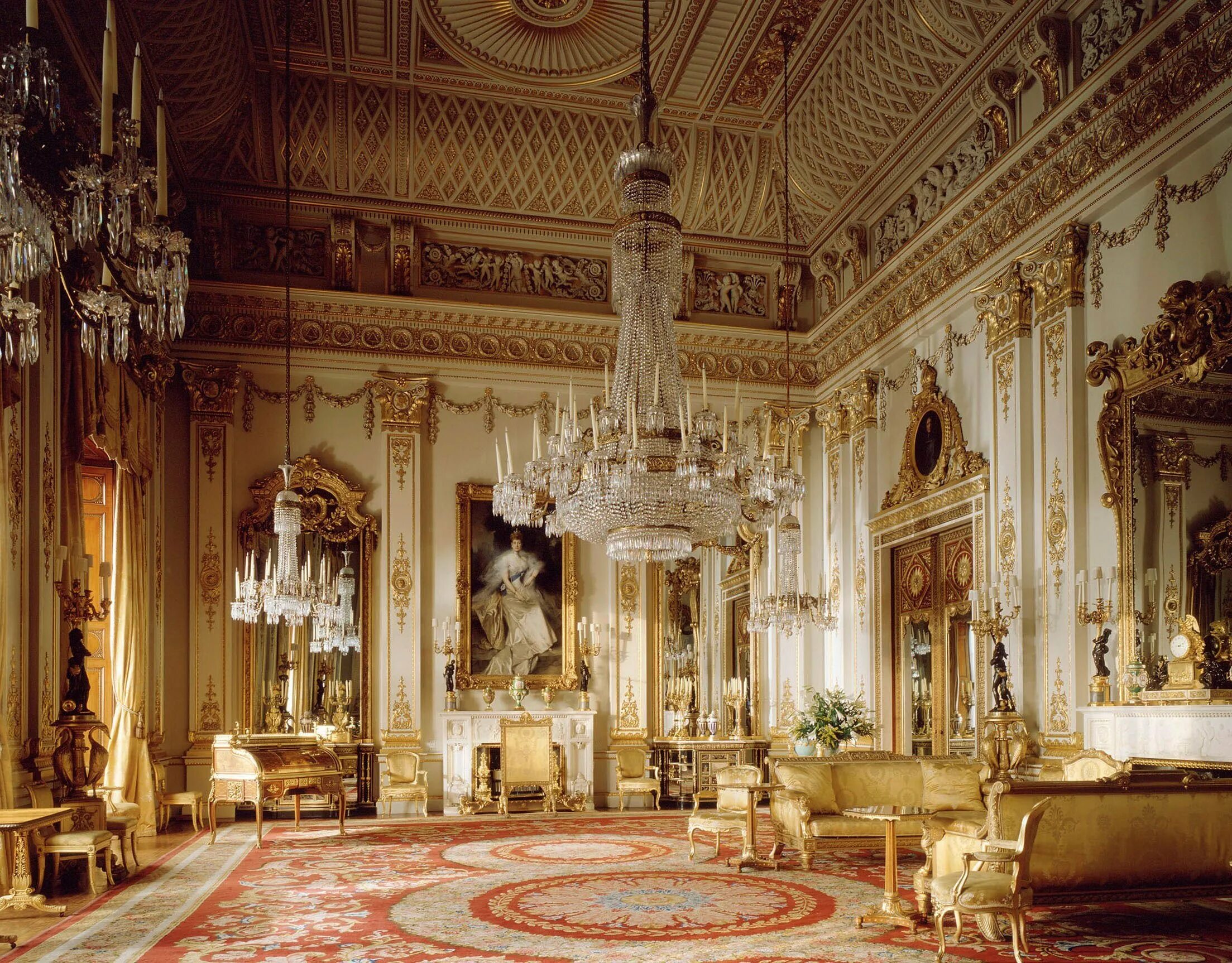 Букингемский дворец бальный зал. Белая гостиная Букингемского дворца. Букингемский дворец спальня королевы. Наполеоновский Ампир интерьеры дворцов.