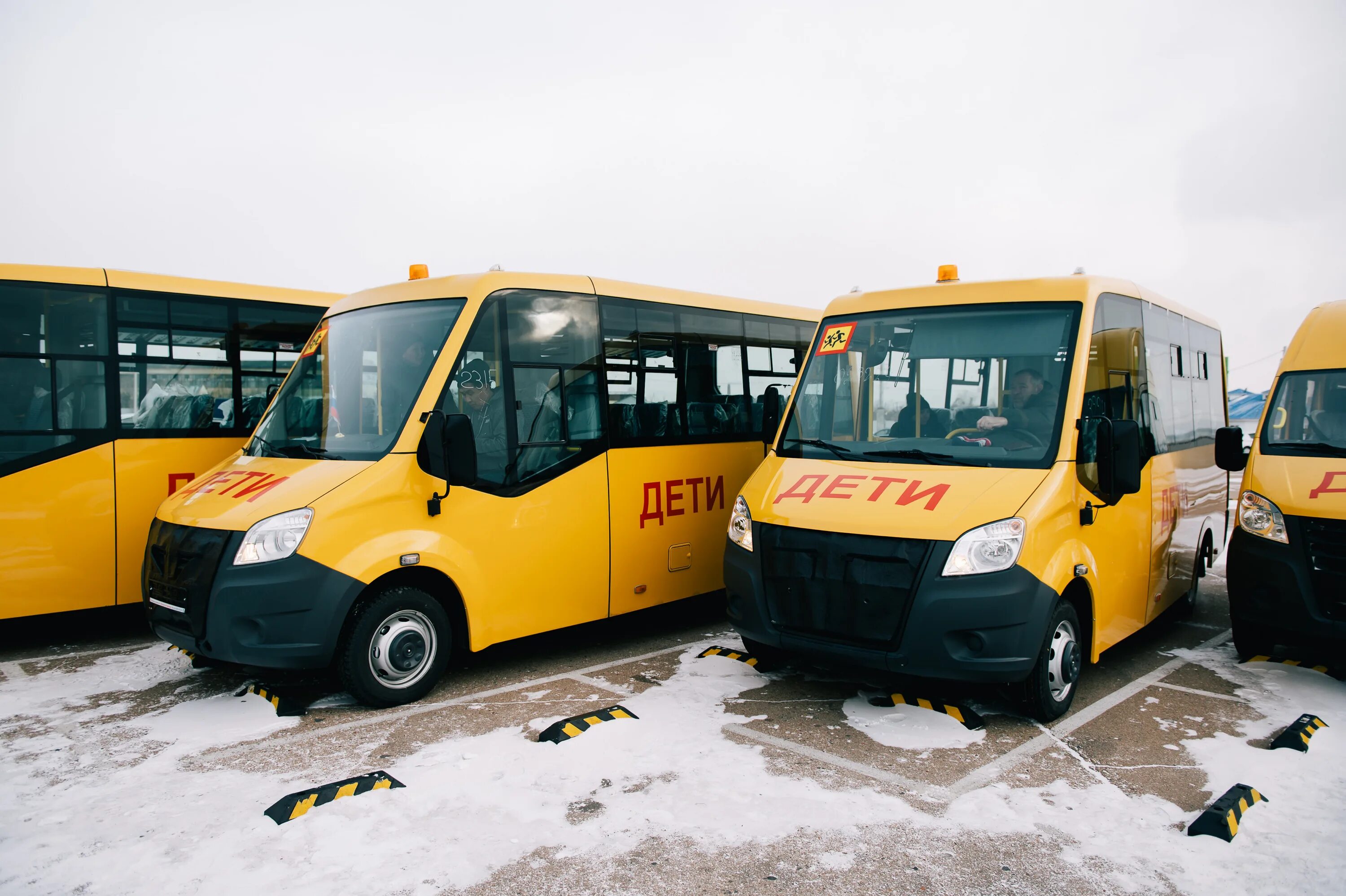 Автобус отправляется в 8 32. Школьный автобус. новые маршрутки. новые автобусы бурятия.