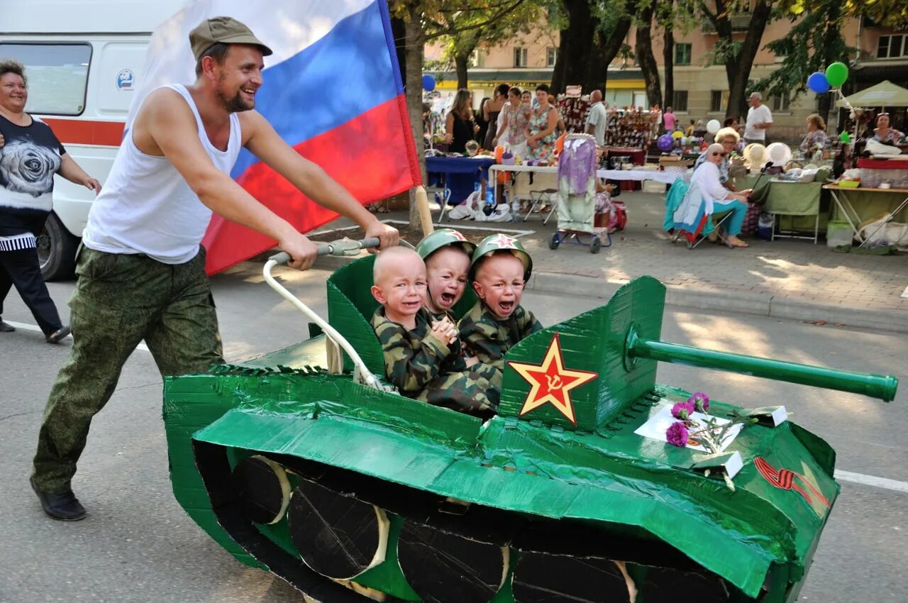 Дети на танке. Дети в танке на параде. 9 Мая танк. Победобесие в России.