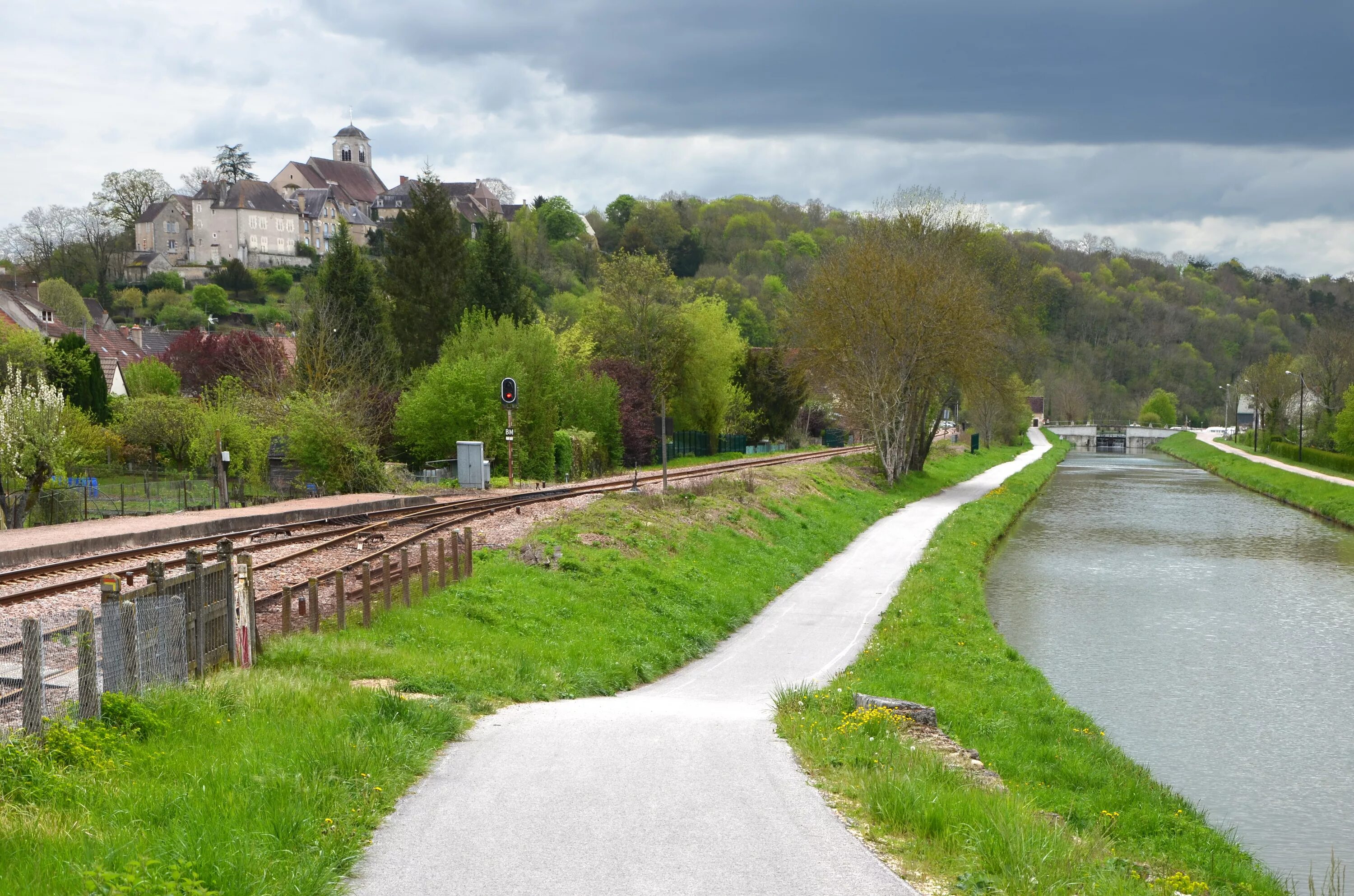 Ниверне. Пас Ниверне. Canal countryside. Canal du Centre tounel. Countryside канал