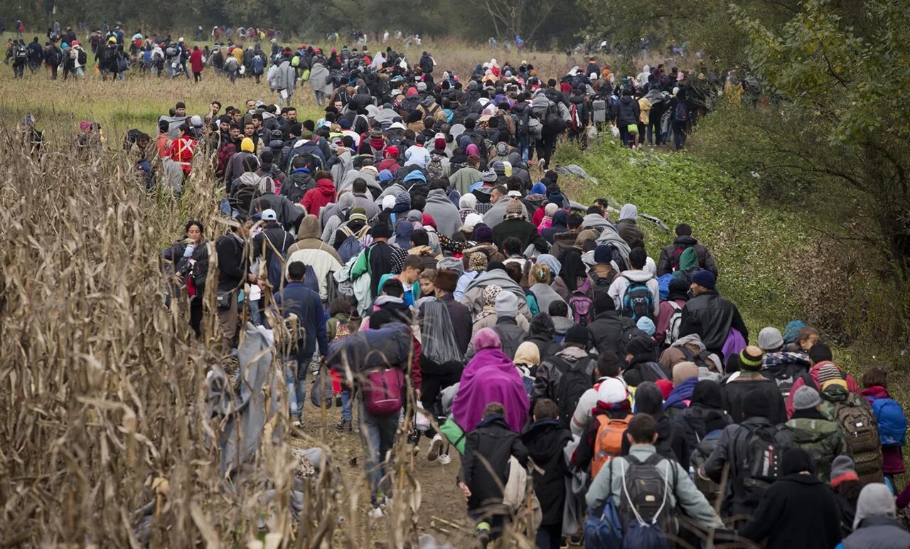 Таджики убегают. Массовая миграция. Толпа беженцев. Экологические беженцы. Толпа мигрантов в Европе.