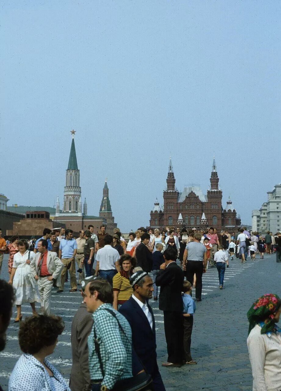 Москва 1982 фото. 1982 год америка. 1982 год ссср москва. 1991 год красная площадь. иностранные туристы в ссср.