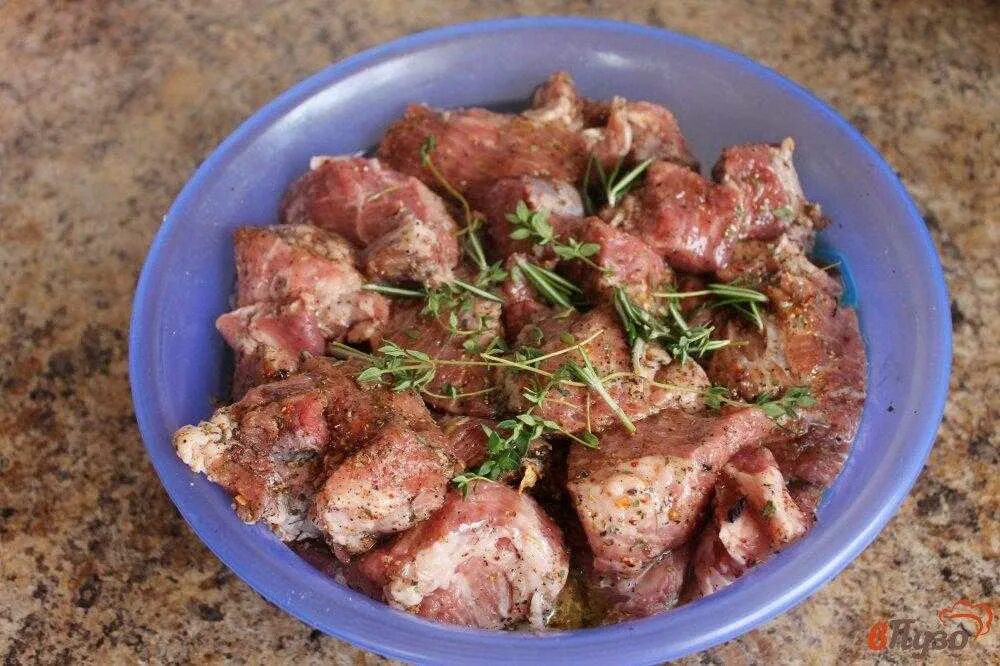 Как замочить шашлык из свинины. Шашлык из свинины. маринованное мясо для шашлыка. маринад для шашлыка из свинины. маринад для свинины шашлык.