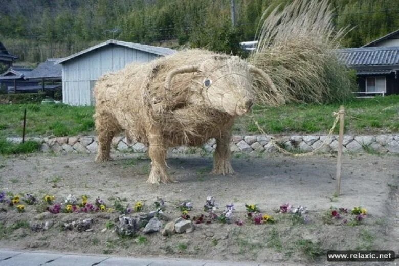 Straw statues