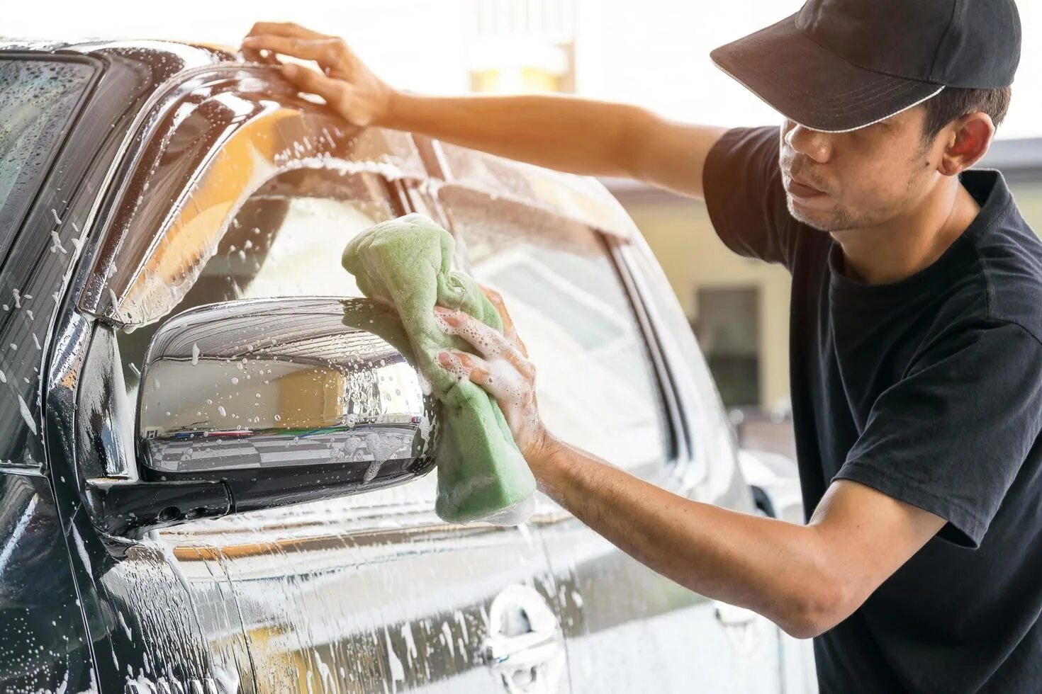 Detailing don. Car Wash worker. Парень моет машину. Мужчина моет машину фото. Мойщик тары.