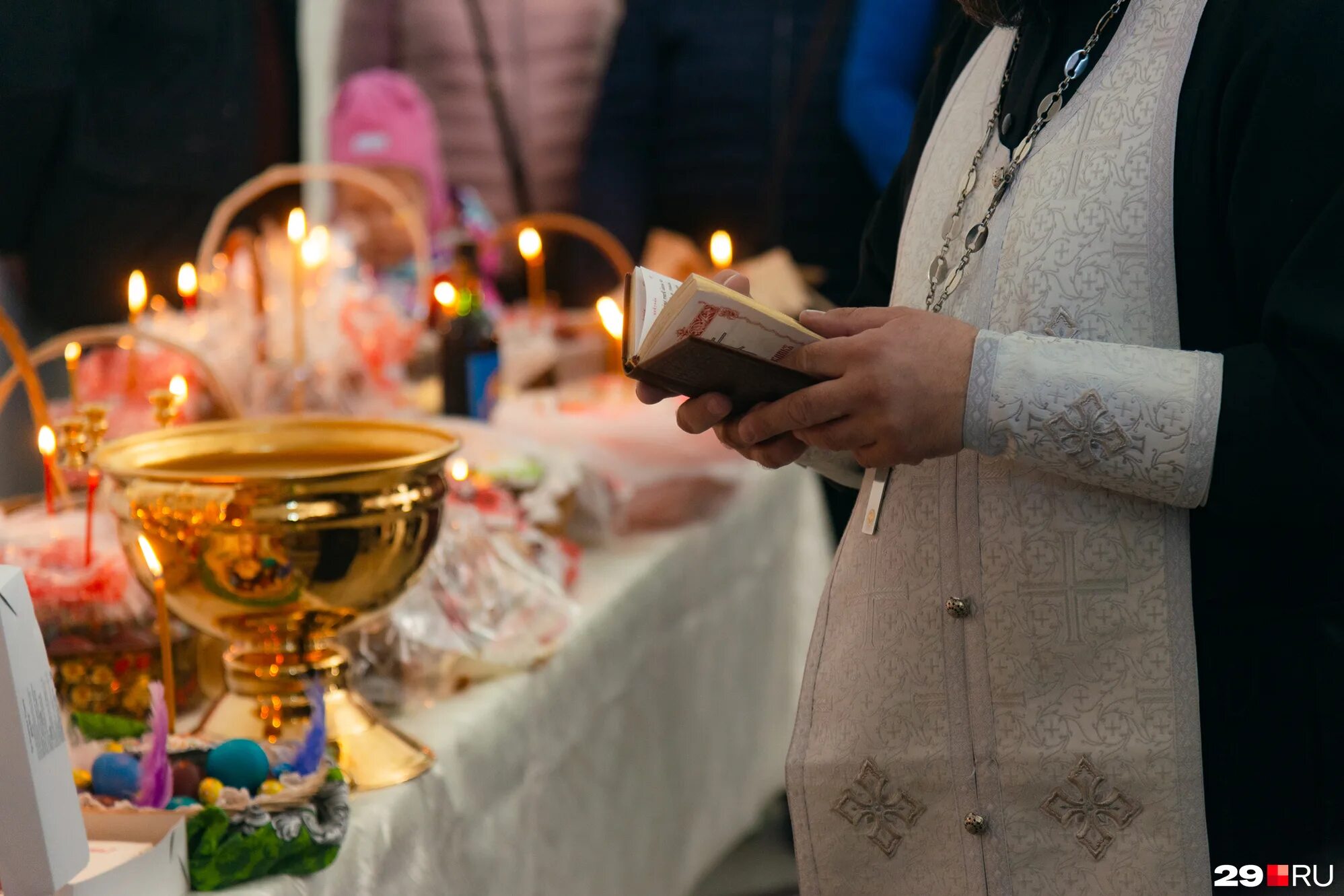 Пасха храм. Великая суббота перед Пасхой. Вечер перед Пасхой. Освещение куличей в церкви. Дни перед пасхой 2023