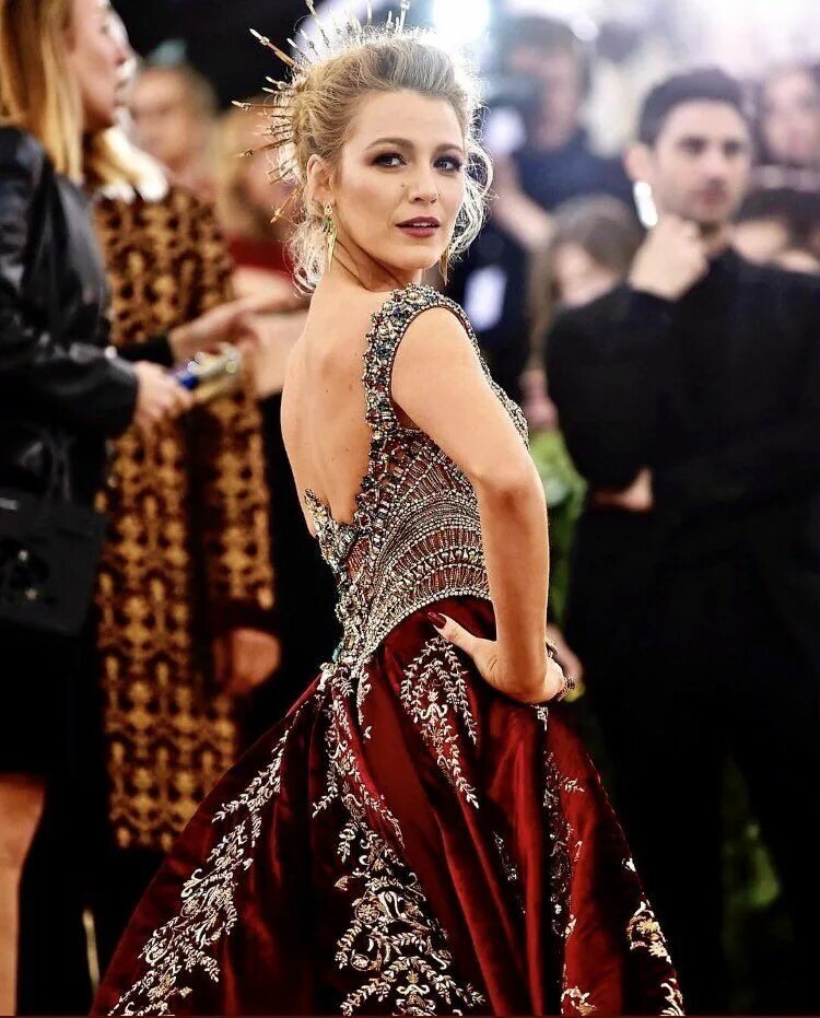 Блейк лайвли мет гала. Блейк лайвли met gala. блейк лайвли мет гала 2018. образ блейк лайвли на мет гала 2018. блейк лайвли на мет гала версаче.