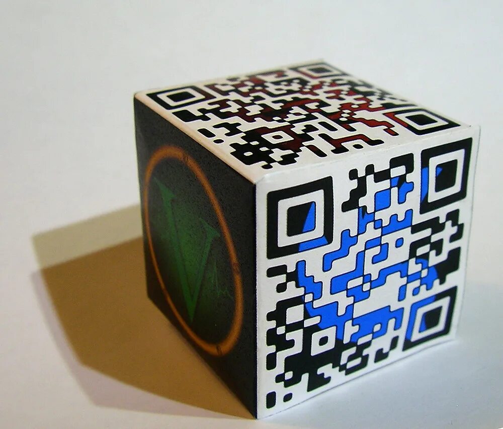 Cube codes. Куб с QR кодом. Подставка для QR кода. Подставка для QR кода на стол. Куб с QR кодом на подставке.