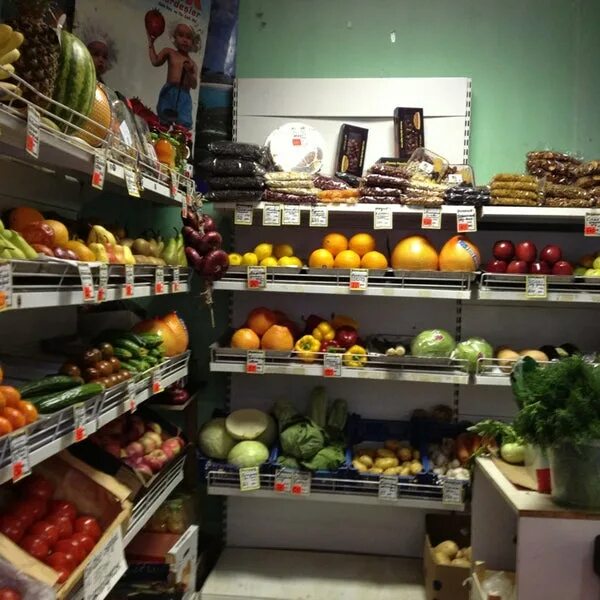 Аренда под овоще. Отдел фруктов. Овощные отделы с овощными горками. Овощной отдел о Гурмэ. Овощной отдел фото.