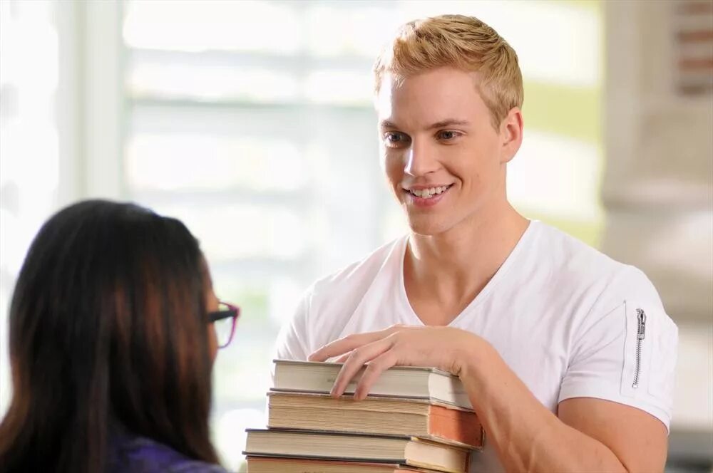 Парень блондин. Идеального мужчину можно встретить на каждом углу сказал. Встретила идеального парня. Идеальный мужчина картинки. Идеальный мужчина шутки.