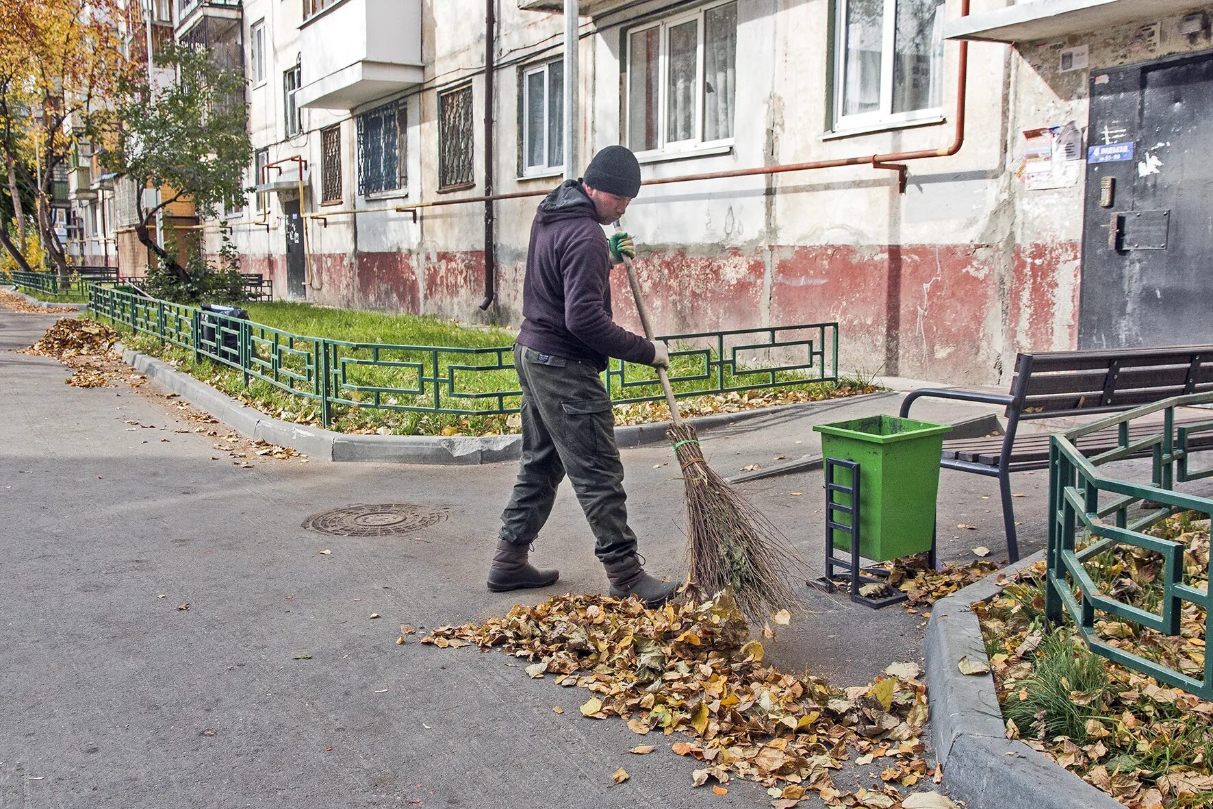 Подметание территории. Дворник подметает. Дворник осень. Уборка придомовой территории. Уборка придомовой территории.