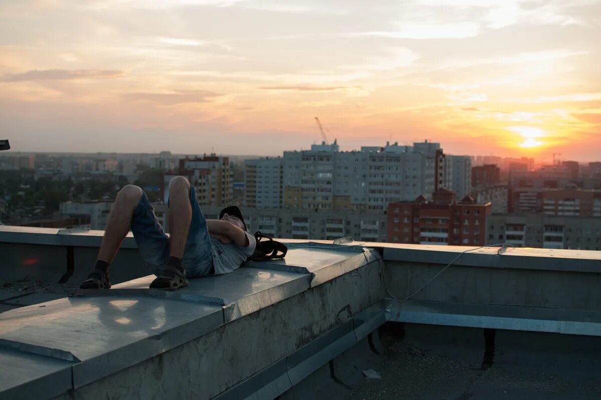 Парень 18 этаж. Парень 18 этаж. Парень на краю крыши. Парень 18 этаж. Парень 18 этаж.