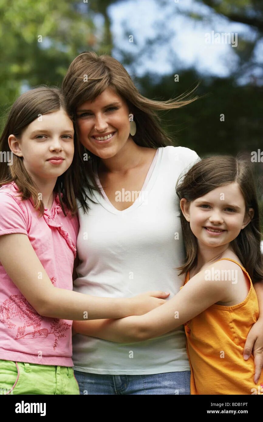 Джуниор систер ybgkc. Молодая сестра. Старшая и младшая сестра фотобанк лори. Sisters holding. Tall sister story.