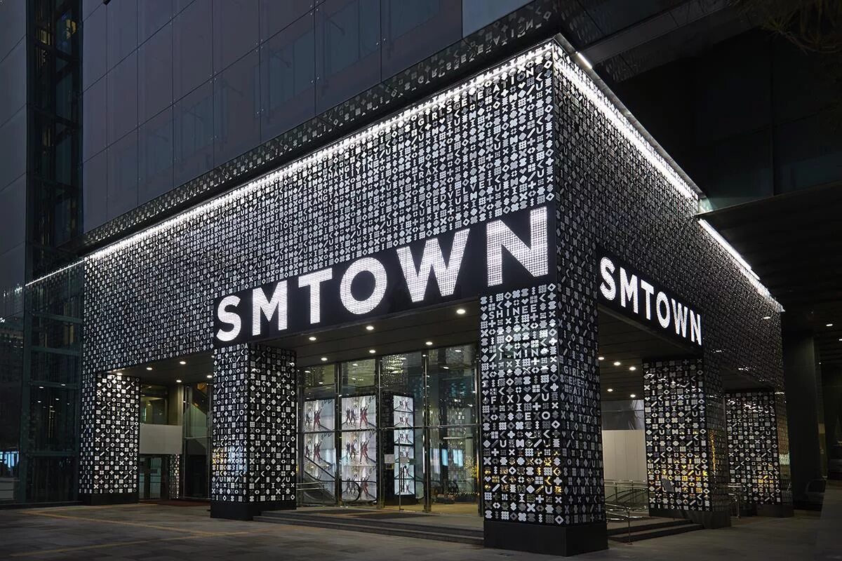Sm building. SMTOWN COEX Artium. Агентство SM Entertainment. SM Entertainment здание. SM Entertainment Корея.