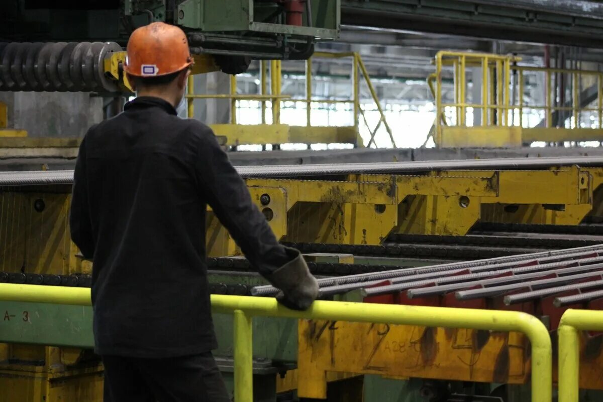 Компьютер в гостинице. Бронированный работник. Телефонный разговор в гостинице. Мобилизация сотрудников. Центральный банк мобилизация.