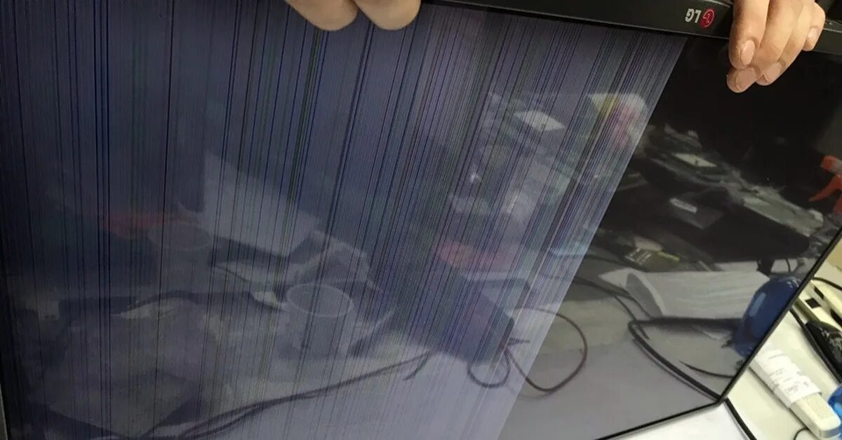 Царапина на мониторе. Царапина на матрице монитора. Поцарапал телевизор. Царапина на телевизоре. Царапина на телевизоре.