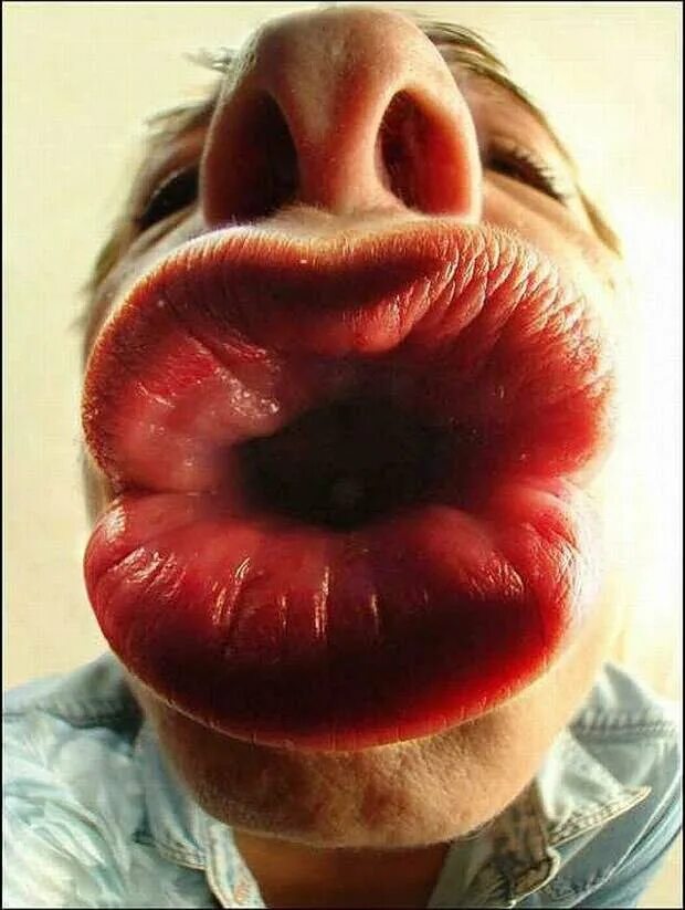 Гнусный язык. Картинки губ. Большой поцелуй.
