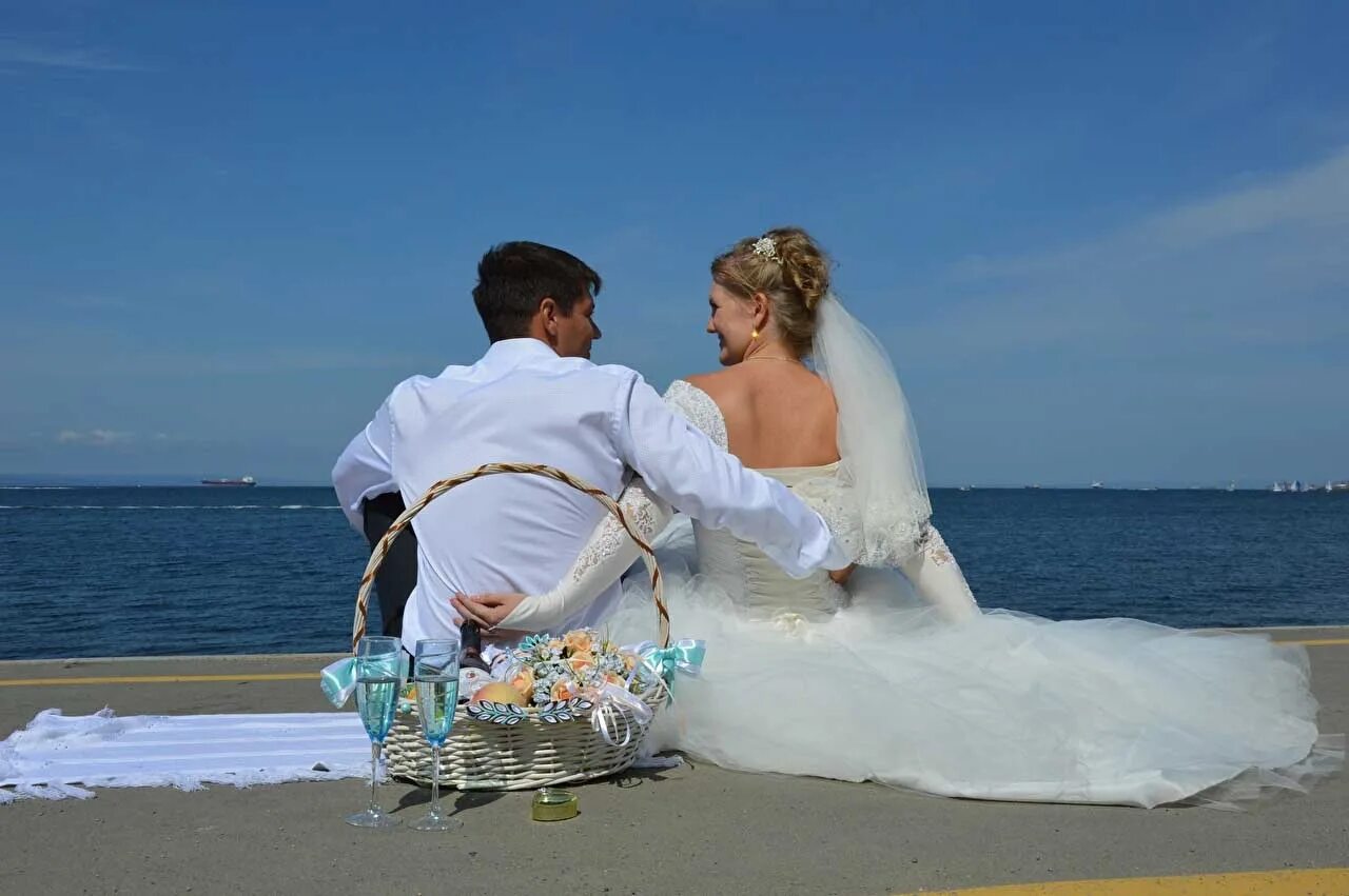 Брачная неделя. Красивая свадьба. Свадьба на берегу моря. Шикарные жених и невеста. Свадебные пары.