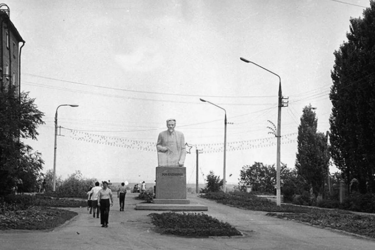 Энгельс годы. Энгельс памятник Калинину. Энгельс старый город. Старый Энгельс ул.Калинина. Энгельс город 1960.