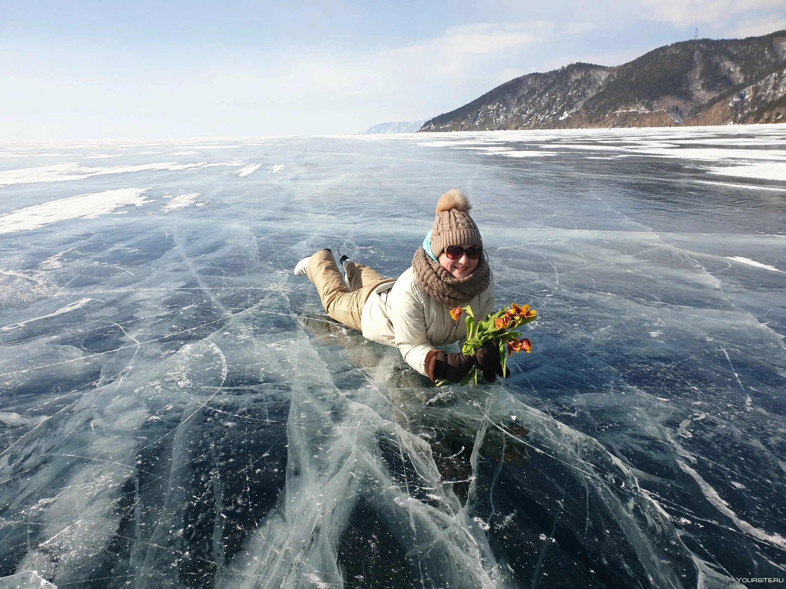 Озеро байкал 40. Лед Байкала. Лед Байкала 2022. Зимний Байкал 2022. Прозрачный лед Байкала Ольхон.