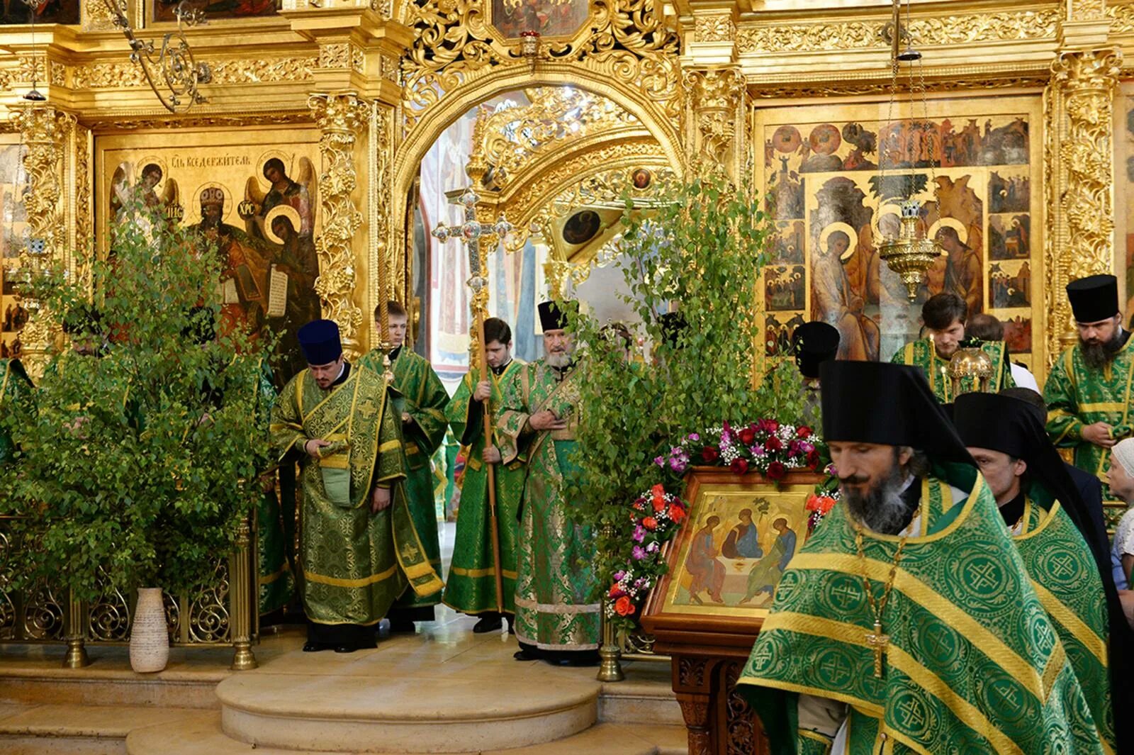 Богослужения в св. Служба в храме на Троицу. День Святой Троицы храм в храме. Праздник Троицы служба в храме. Храм Святой Троицы Челябинск служители.