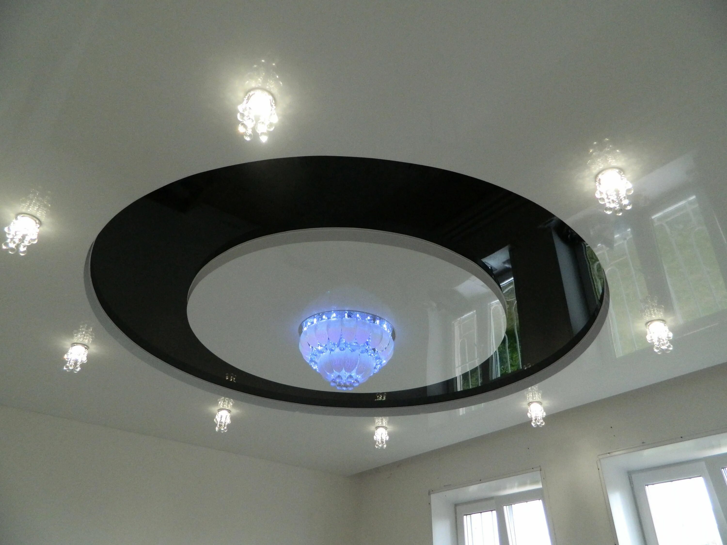 круглый натяжной потолок. многоуровневые натяжные потолки с подсветкой. овальный потолок из гипсокартона. фигурный потолок. многоуровневые натяжные потолки с подсветкой.