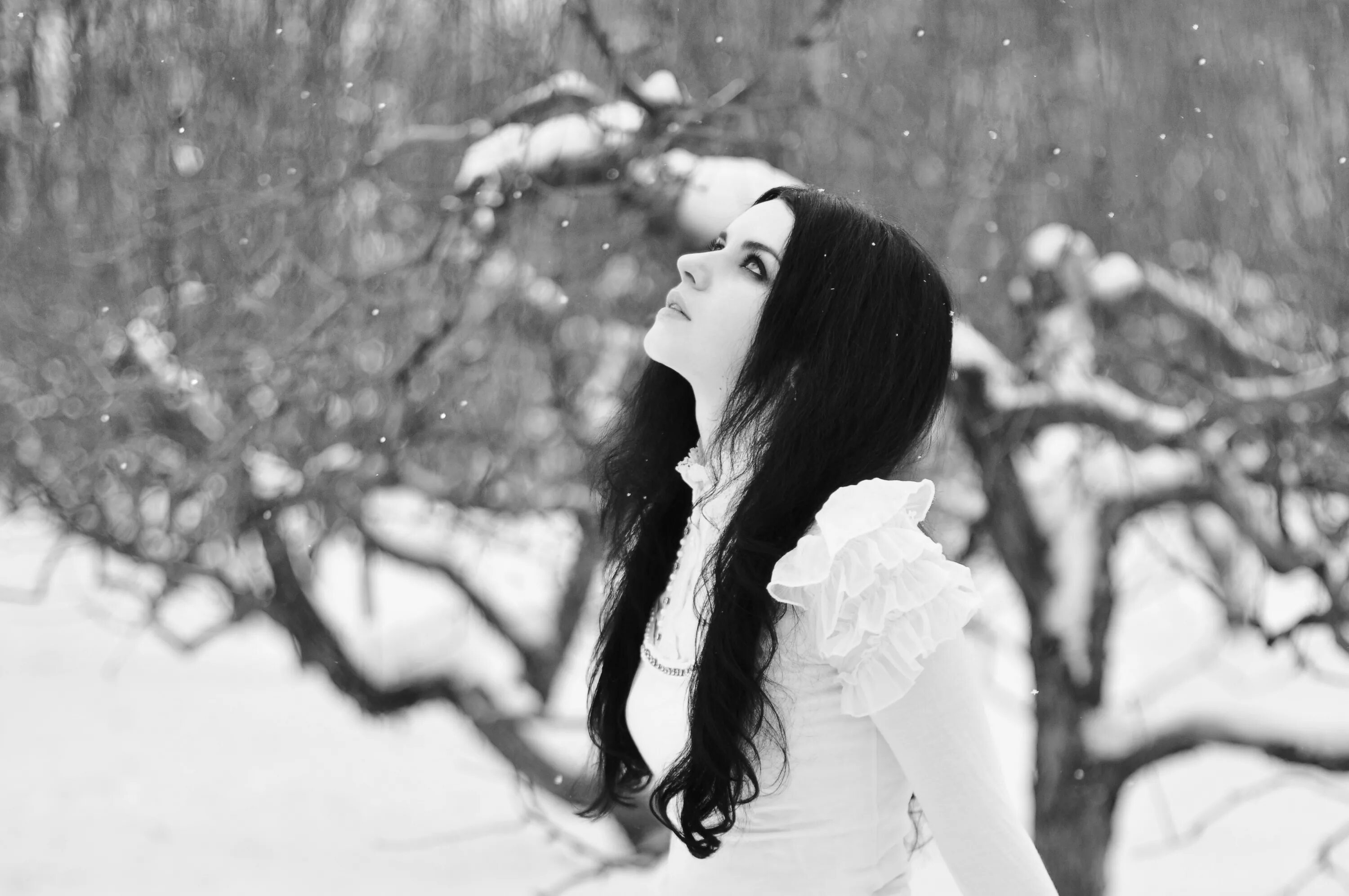 Мистика зима. Девушка лежит на снегу. Фотосессия в длинном черном платье. Фотосессия зимой в черном платье. Девушка в снегу.