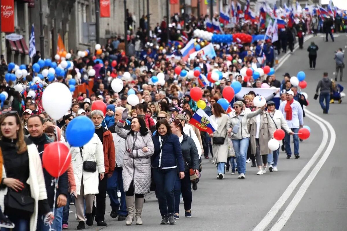 Майские праздники 2024 рф. Первомайская демонстрация. Демонстрация 1 мая. С праздником Первомая. Россияне на майские праздники.