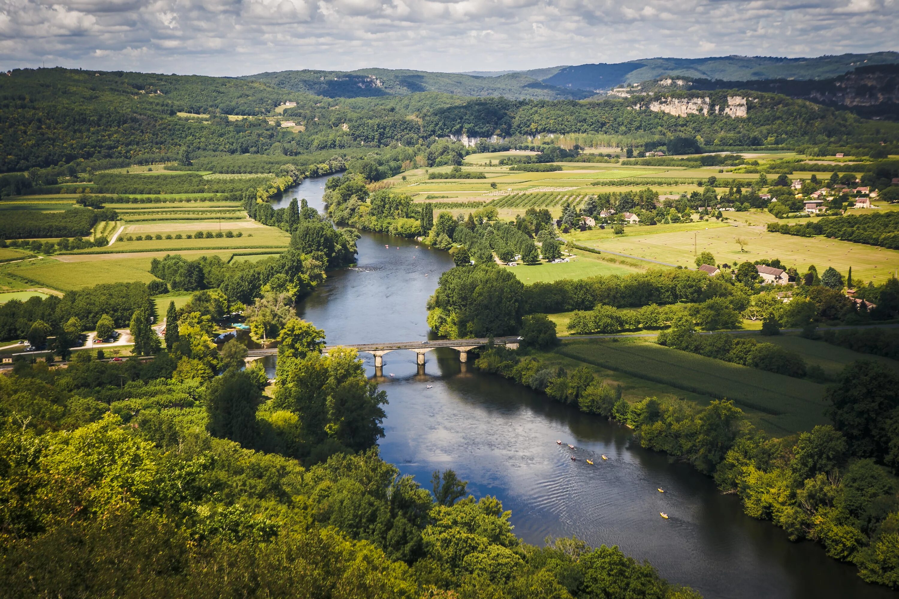 The country many rivers. Долина реки Дордонь Франция. Франция Департамент Дордонь природа. Долина реки Эскаут Бельгия. Лесные ресурсы Франции.