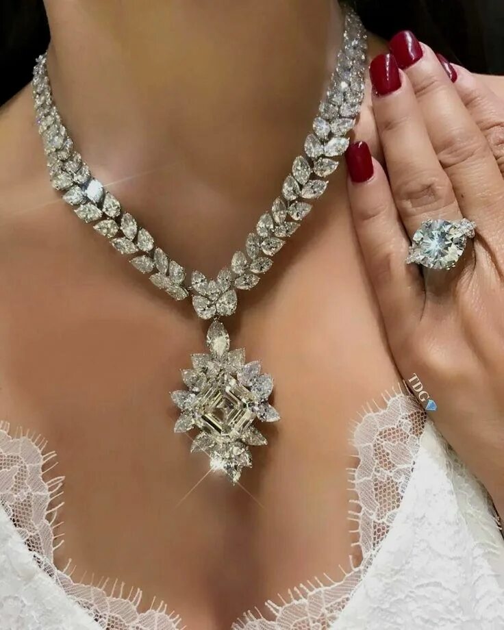 Diamond wear. Diamond wear. Diamond wear. Красивая бижутерия. Ювелирные украшения.