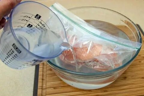 Размораживать мясо в холодной воде