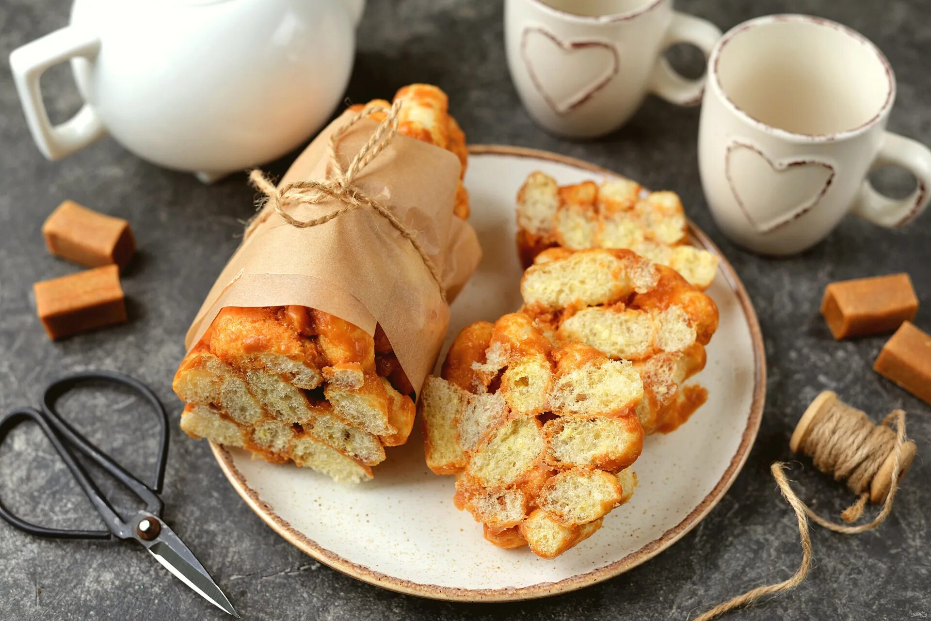 Колбаса из кукурузных палочек. Колбаса из кукурузных палочек. Десерт с кукурузными палочками. Сладкая колбаска из кукурузных палочек. Сладкая колбаска из кукурузных палочек и ирисок.
