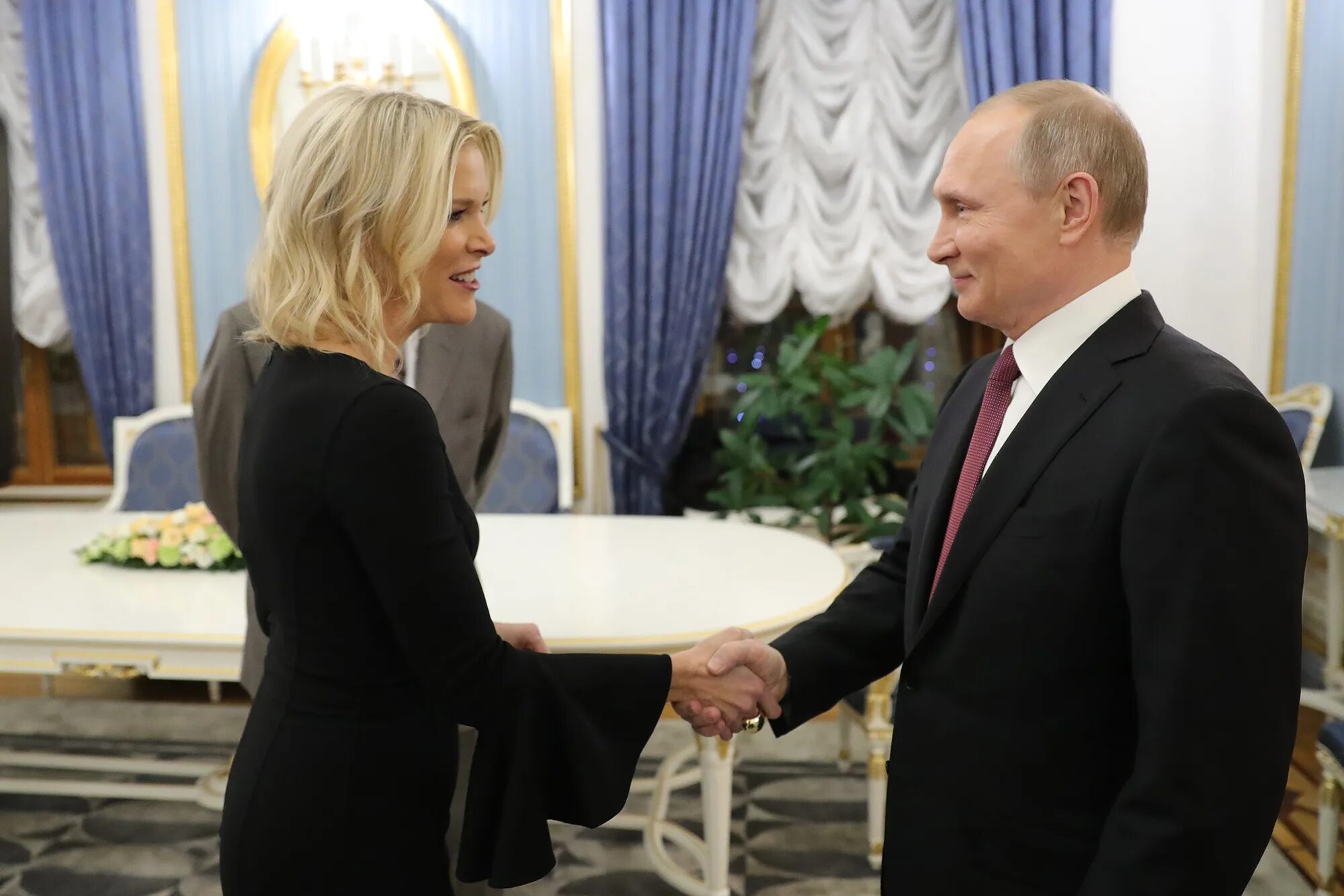 Ведущая с путиным