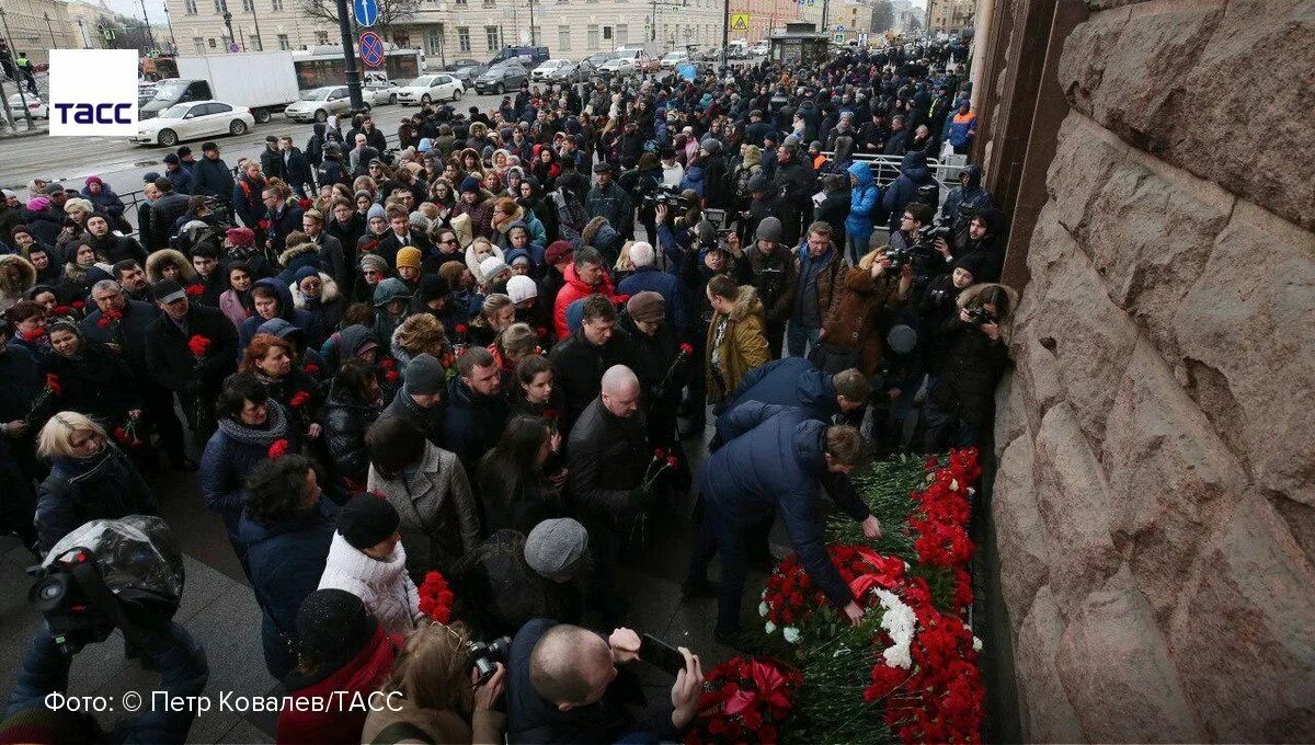 Теракт в метро технологический институт. Памяти теракта 3 апреля в метро. Теракт в Питере 3 апреля 2017 года фото. Теракт в Петербургском метрополитене фото. Взрыв в метро СПБ 2017 фото погибших.