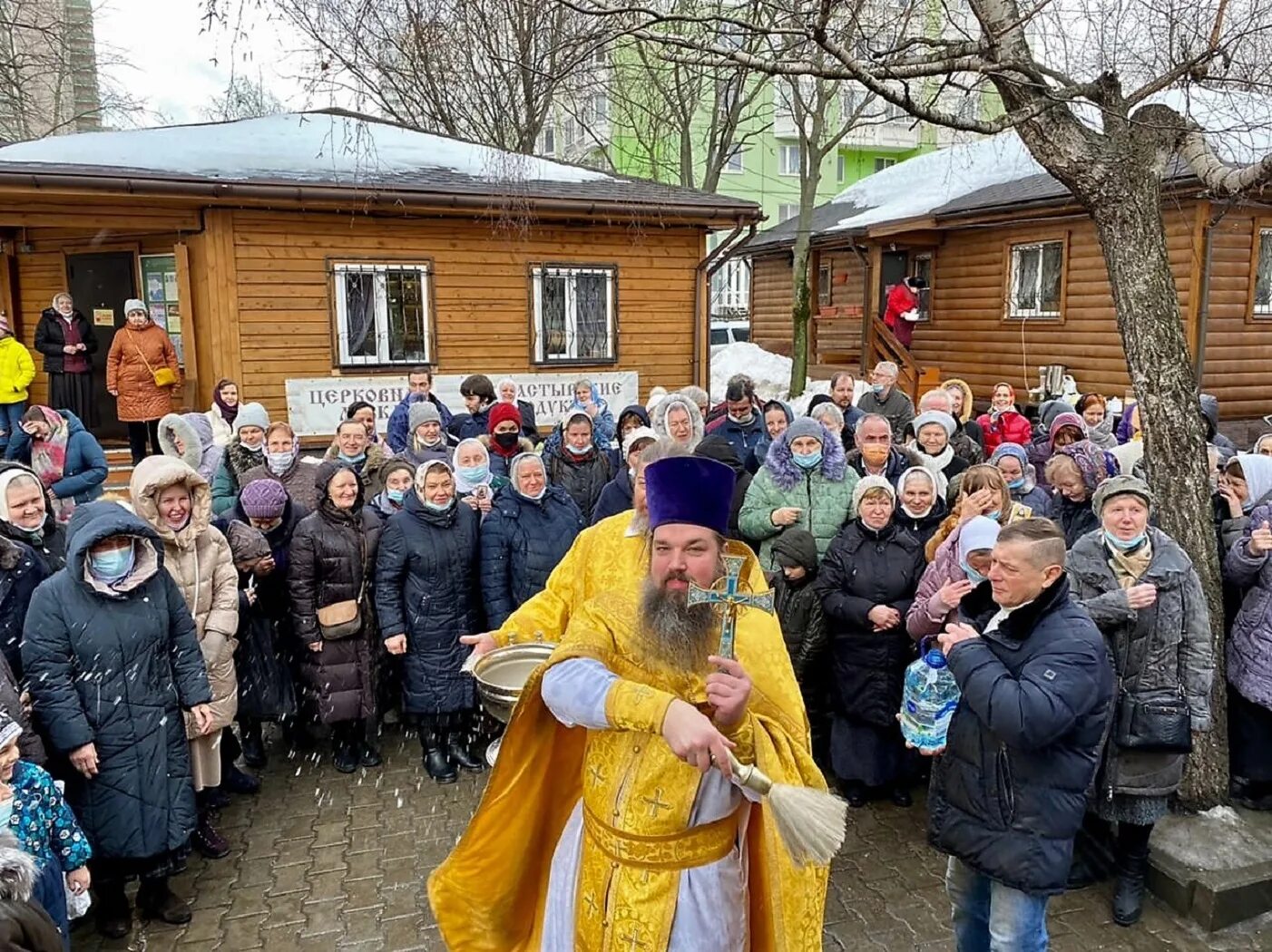 Ермоген зюзино. Храм Ермогена в Зюзино. Храм Ермогена в Чертаново пение. Престольный праздник Ермогена. Дом притча храм Ермогена в Гольяново.