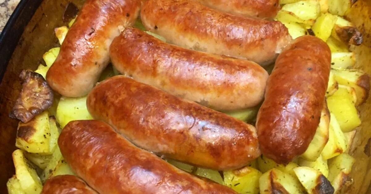 Запечь картошку с колбасками в духовке. Картошка с сосисками в духовке. Запечь картошку с колбасками в духовке. Картошка с колбасками в духовке. Картофель с колбасками.
