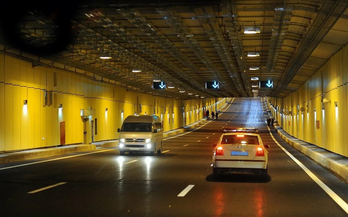 Подземная дорога то. Лефортовский тоннель Москва. Автомобильный тоннель. Туннель для машин. Длинный автомобильный тоннель.