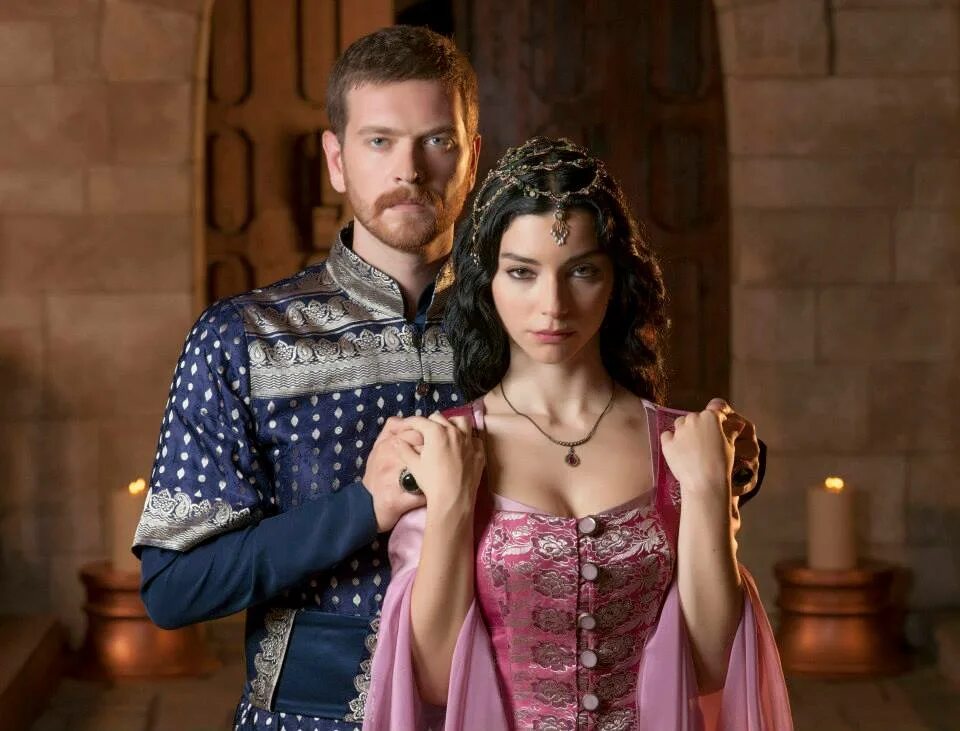 Шехзаде мустафа великолепный век. Как звали сулеймана в великолепном. Энгин озтюрк великолепный век. Шехзаде мустафа султан. Мехмед, селим, баязид, джихангир михримах.