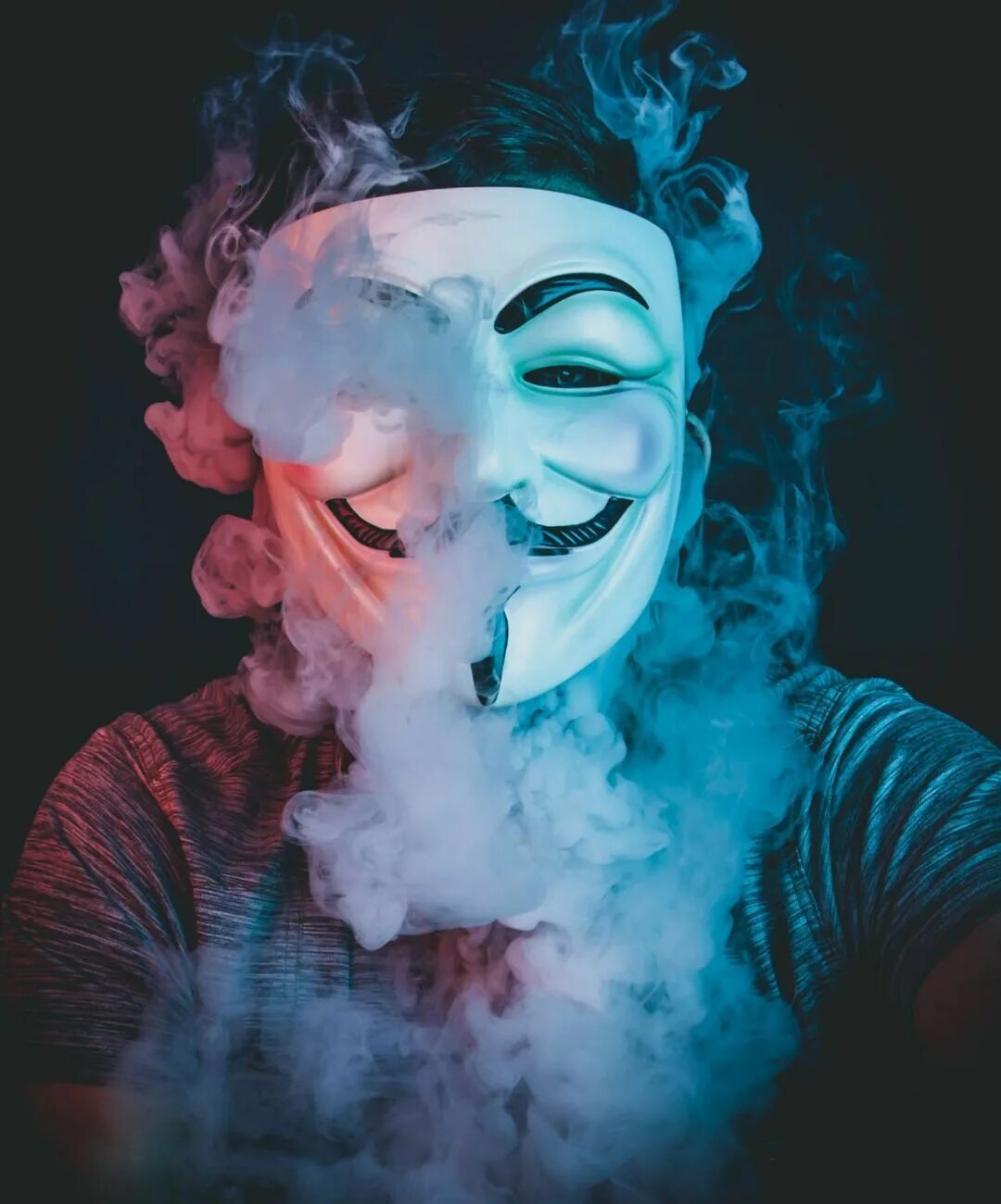 Маски вацап. Маска с дымом. Человек в маске с дымом. Ава дым. Анонимусы с дымом.