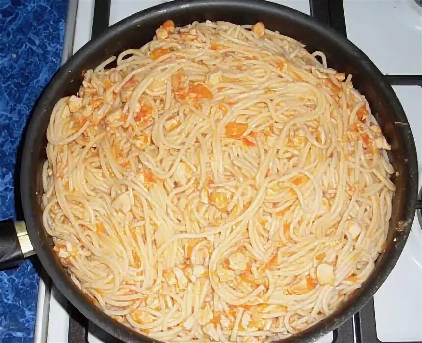 Курица с морковью и макаронами. Вермишель с морковью и луком. спагетти с луком и морковью на сковороде. вермишель с морковкой и курицей на сковороде. спагетти с луком на сковороде.