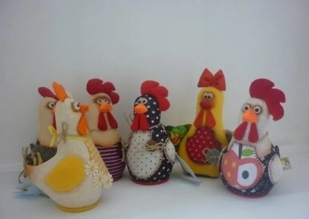 Текстильная корзинка. Сухарница пасхальная курочка. Мастер класс курочка. Курица тильда к пасхе. Курица из ткани игрушка.