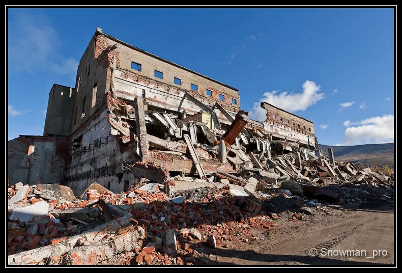 Снесли завод курган. Москва снесли завод. Фабрика имени крупской снесли. Снос завода. Снос зданий завода.